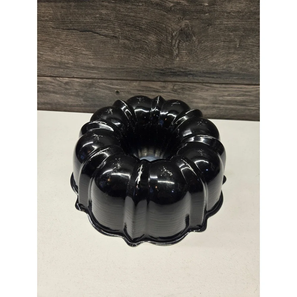 Vintage Cast Aluminum Fluted Bundt Cake Pan Black and Cream Nonstick Baking Mold